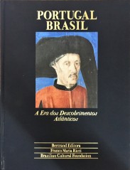 PORTUGAL BRASIL. A era dos descobrimentos atlânticos. Ensaios de Luis de Albuquerque, Charles R. Boxer, Francisco Leite de Faria, Max Justo Guedes, Francis M. Rogers e Wilcomb E. Washburn. Mensagens de Fernando Collor, Presidente do Brasil e Mário Soares, Presidente de Portugal. Notas de abertura de Iza Chateaubriand Sessler e Timothy S. Healy. Editores Max Justo Guedes, Adriano Lopes e Gerald Lombardi.